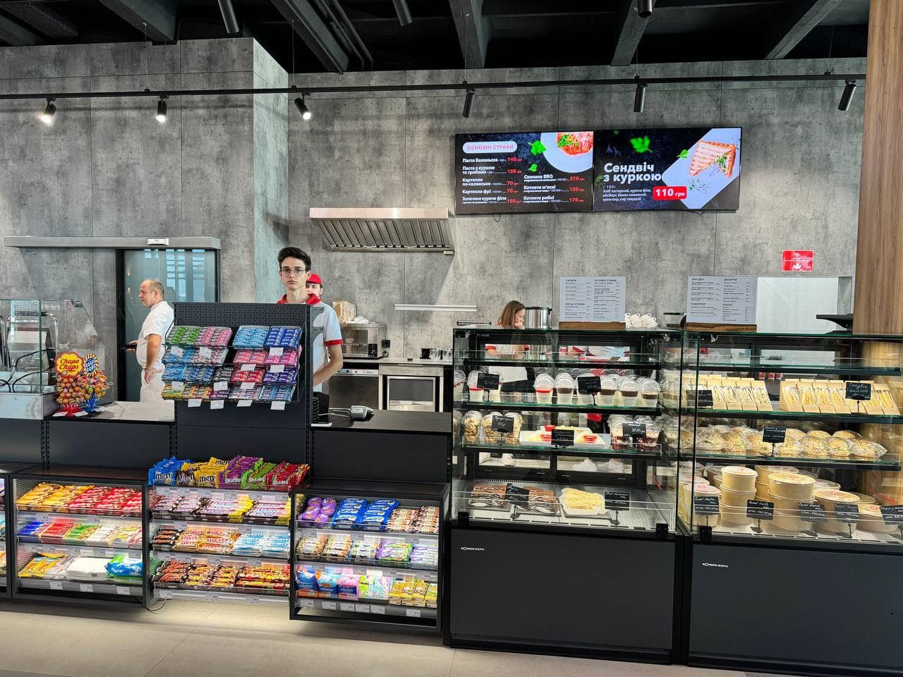 На території терміналу є сучасні зони очікування, кав’ярня, мінімаркет, дитяча зона та каплиця (фото Олександра Симчишина)