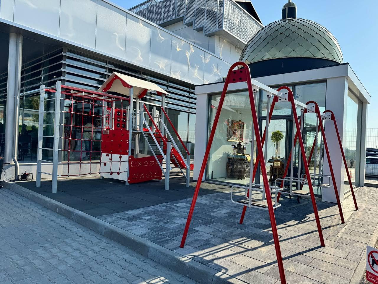 На території терміналу є сучасні зони очікування, кав’ярня, мінімаркет, дитяча зона та каплиця (фото Олександра Симчишина)