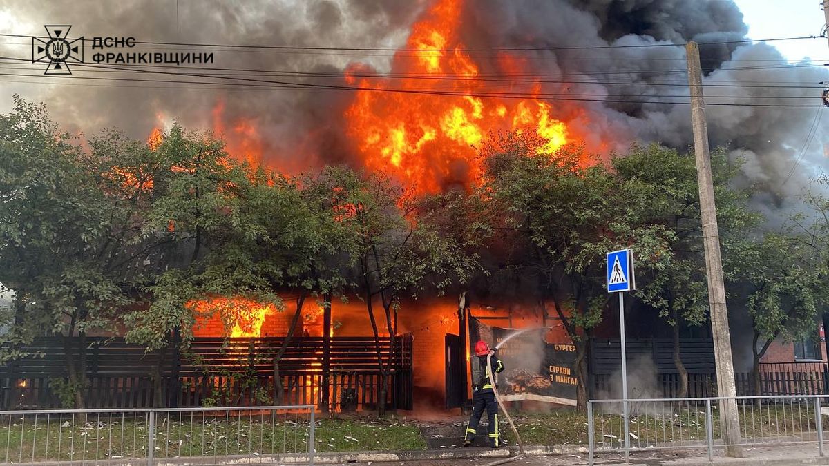 Понад три десятки рятувальників ліквідовували пожежу в пабі Івано-Франківська