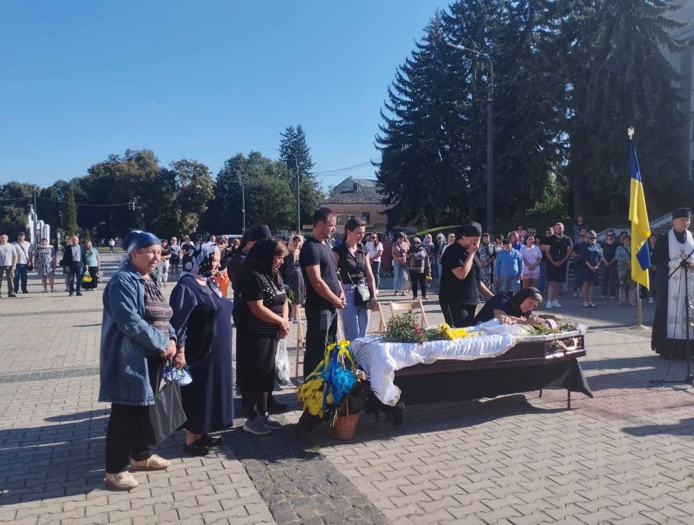 В Острозі прощання з солдатом провели без військових почестей (фото міськради)