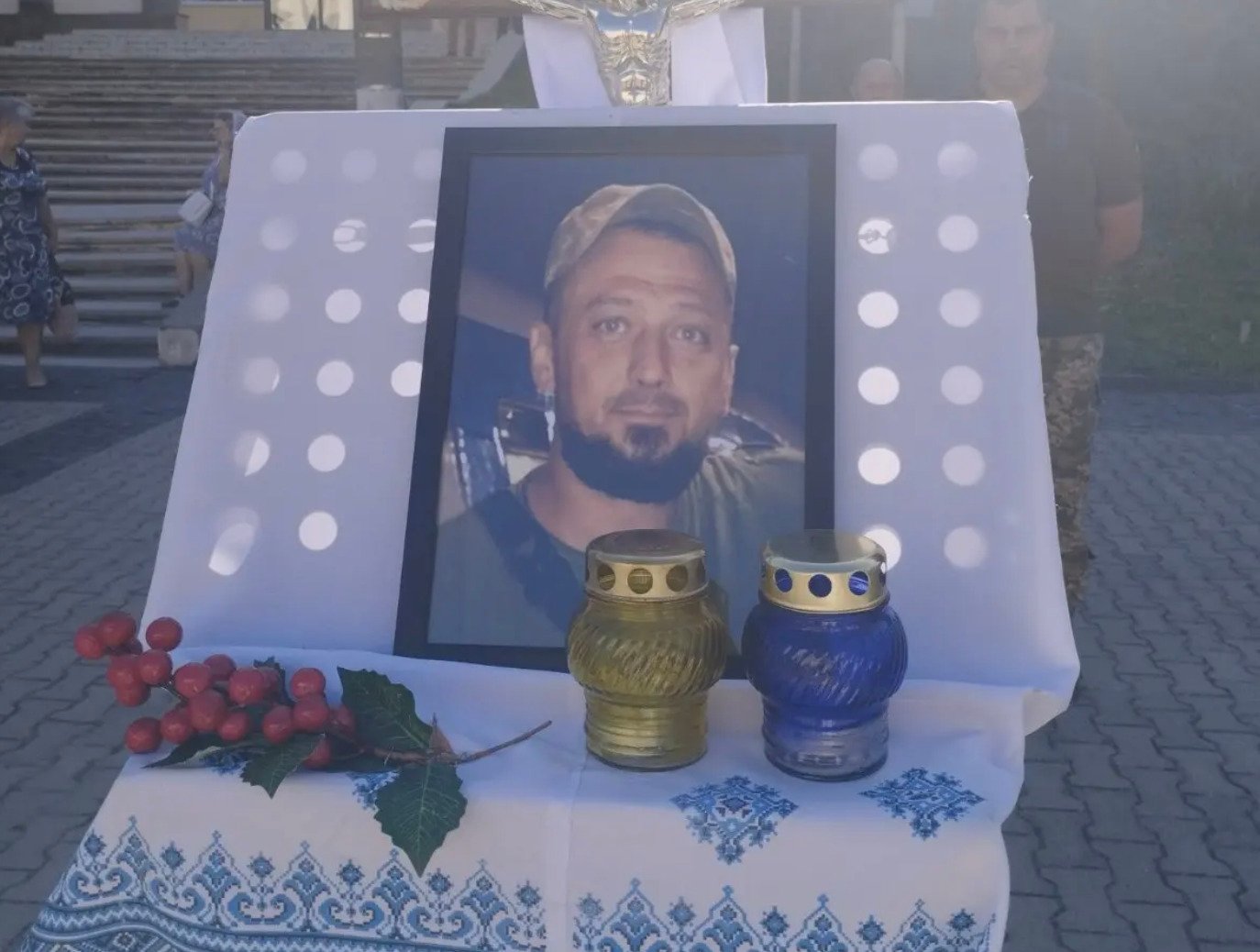 В Острозі прощання з солдатом провели без військових почестей (фото міськради)