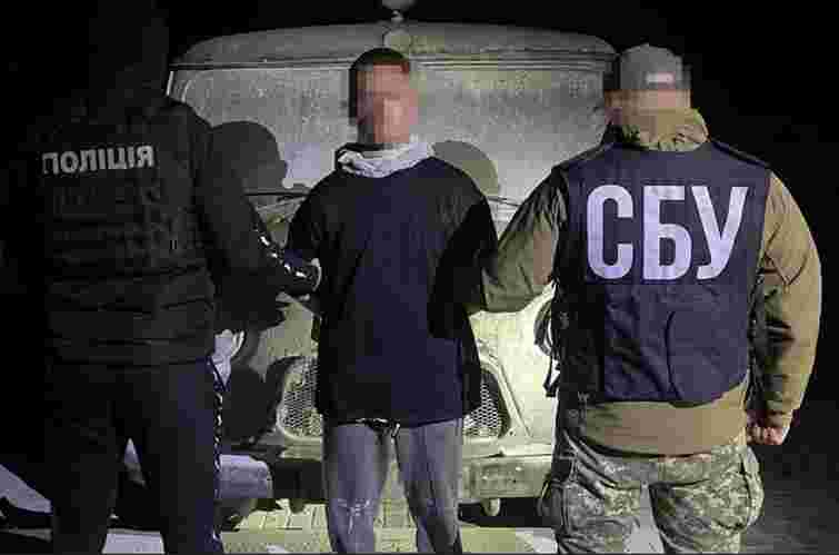 Суд арештував вінничанина за підозрою у підпалі авто військових і Червоного Хреста в Ужгороді