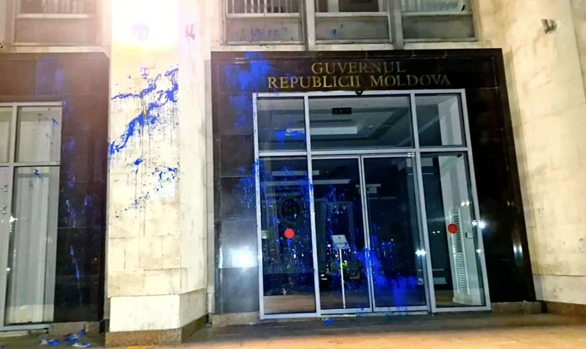 У Молдові російські агенти облили урядову будівлю синьою та жовтою фарбою
