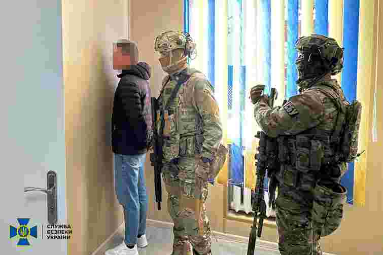 На Прикарпатті прикордонник за 4 тис. доларів перевозив ухилянта у багажнику через блокпости