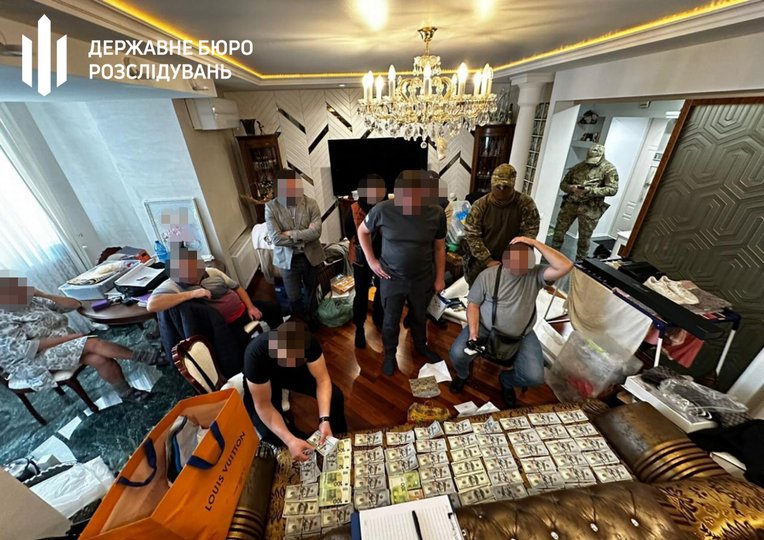 Результати обшуків у помешканні керівниці Хмельницького МСЕК (фото ДБР)