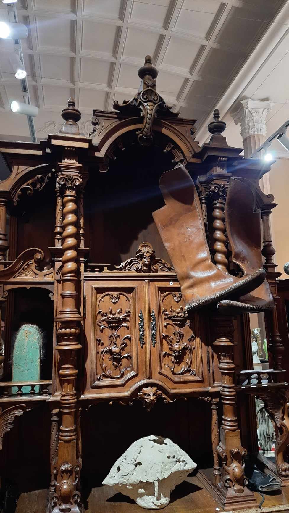 Креденс із колекції Мирона Кипріяна і чоботи для вистави «Сон князя Святослава»