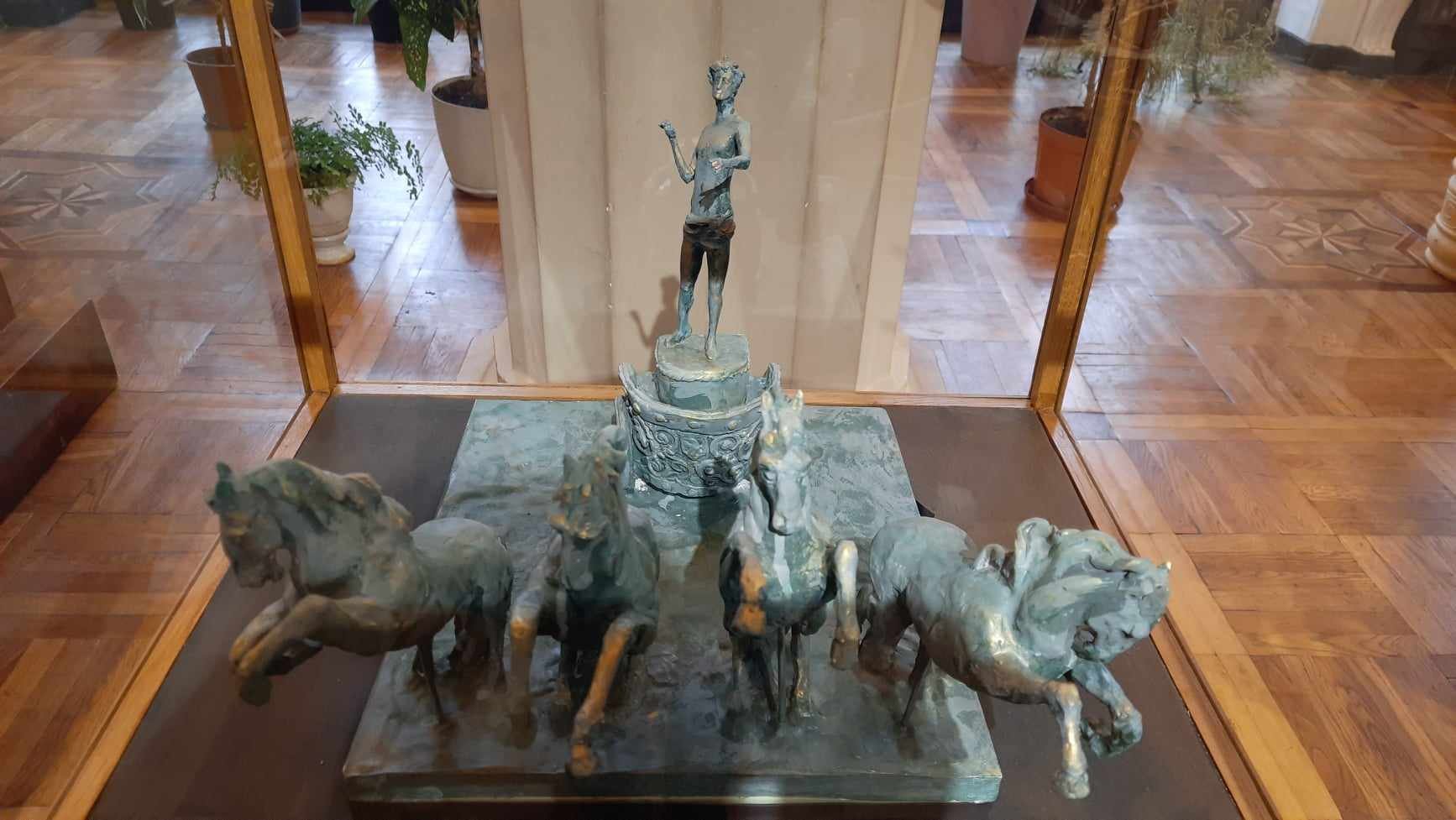 Макет квадриги коней Аполлона, яка колись стояла на даху театру