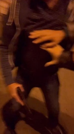 На відео видно пістолет, який тримає чоловік в окулярах