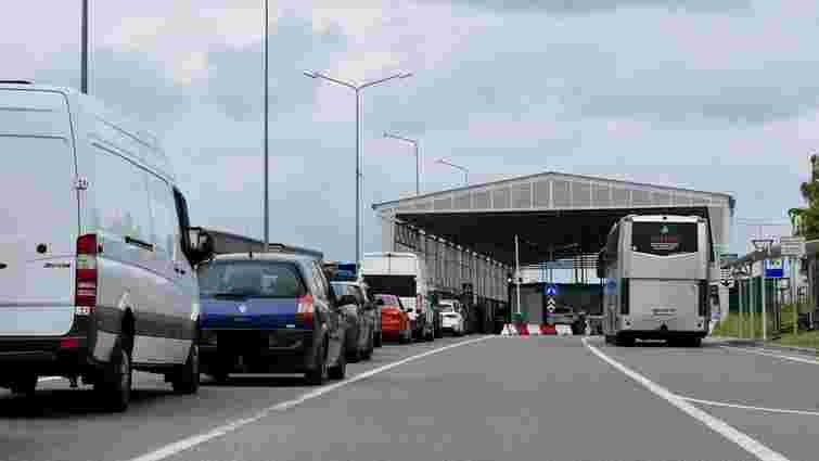 У трьох пунктах пропуску на Львівщині не пропускають транспорт на виїзд з України