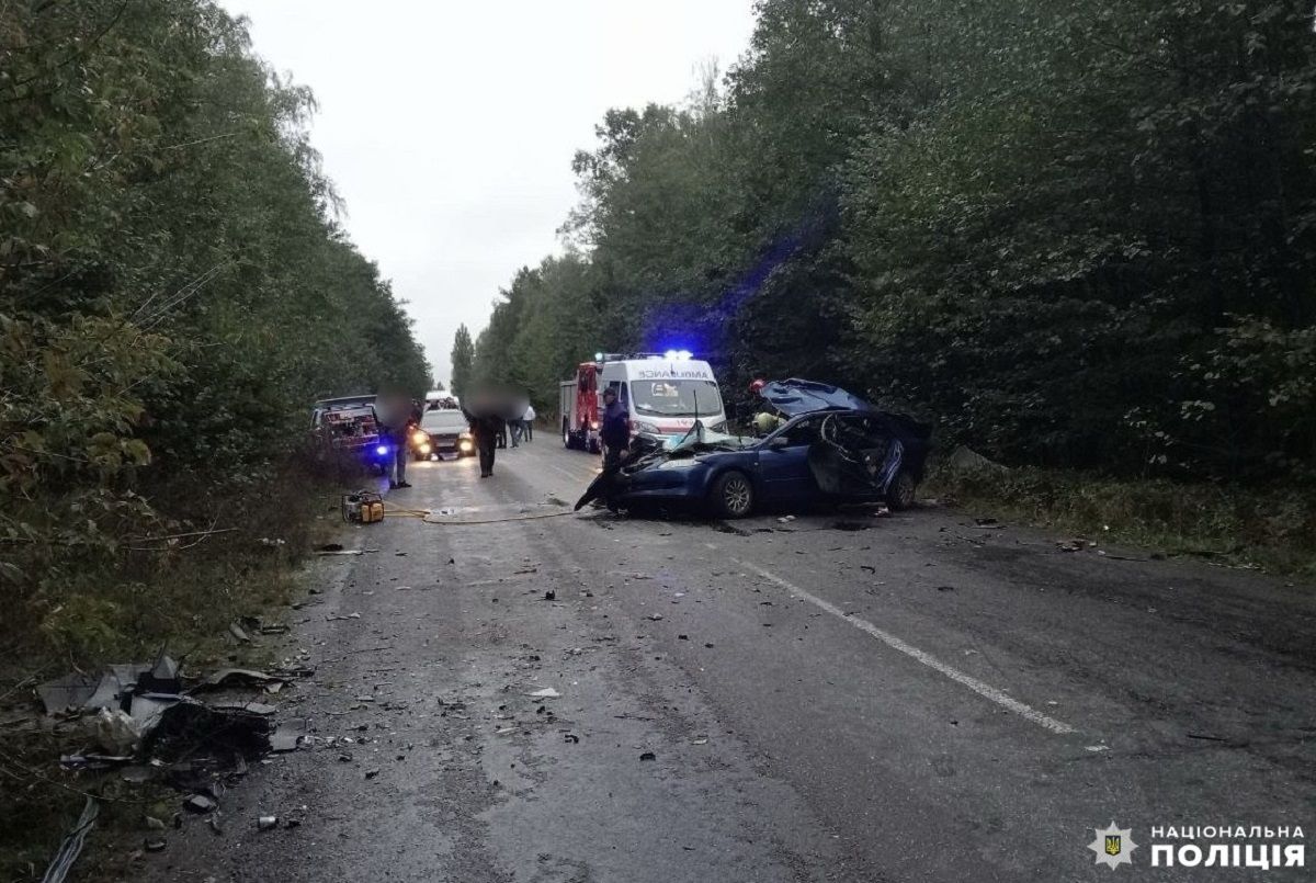 На Рівненщині у лобовому зіткненні з мікроавтобусом загинули два пасажири автомобіля Mazda