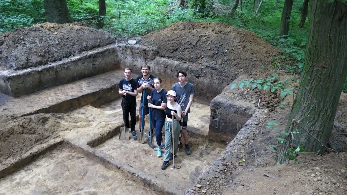 У лісі біля Львова археологи знайшли музінструмент та скульптурку віком 5500 років 
