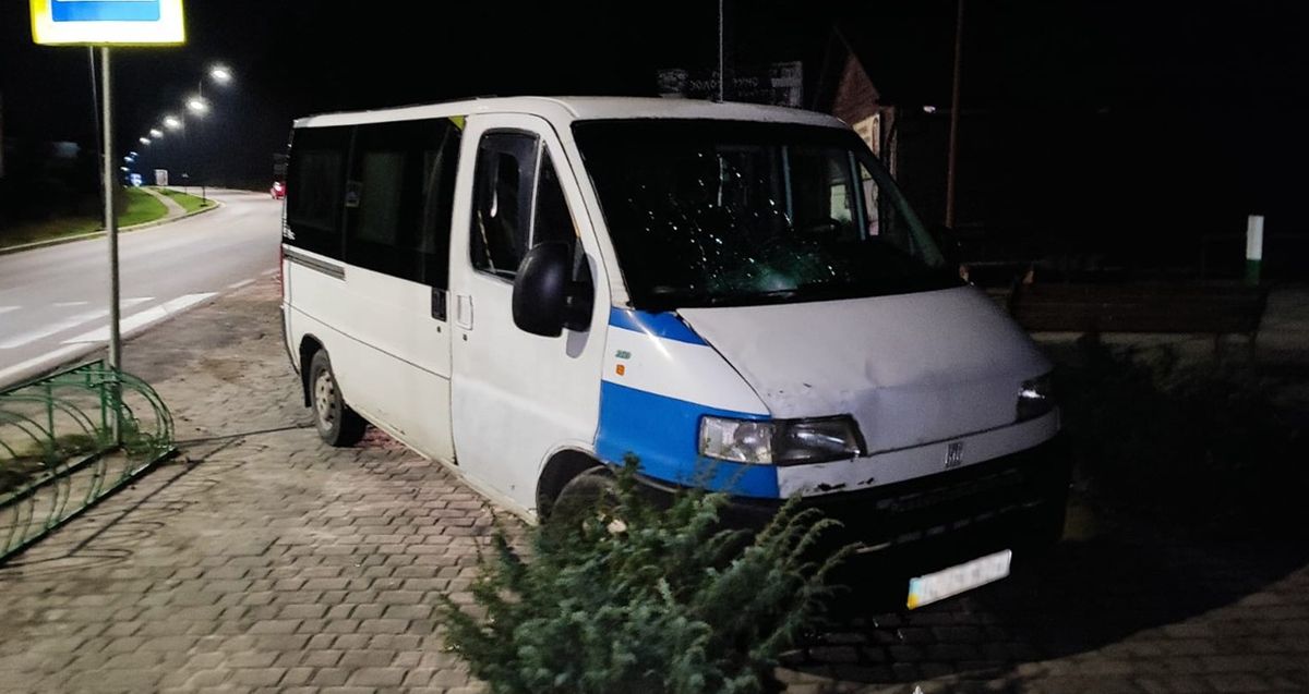 Мікроавтобус збив двох пішохідок на тротуарі біля Східниці