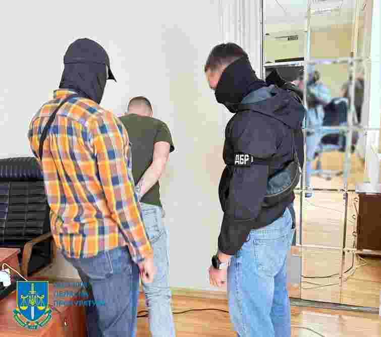 В Одесі експравоохоронець під виглядом співробітника ДБР вимагав у знайомого 60 тис. доларів