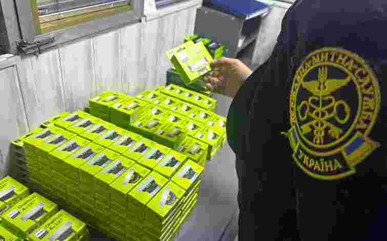 Буковинські митники викрили контрабандиста на перевезенні бритв та зубних щіток на 1,2 млн грн