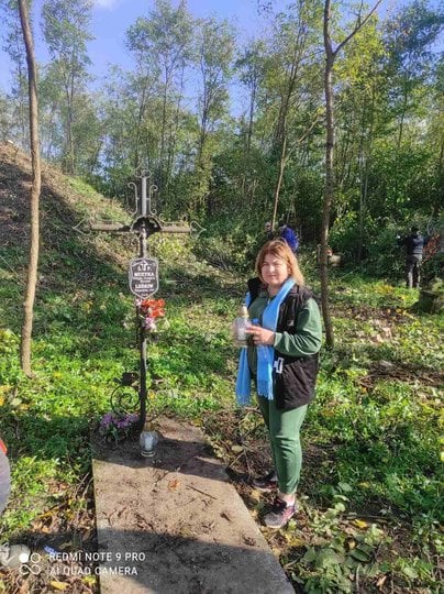 Голова Белзької громади Оксана Береза на могилі українців з прізвищем Музика і Леськів (фото Белзької місьради)
