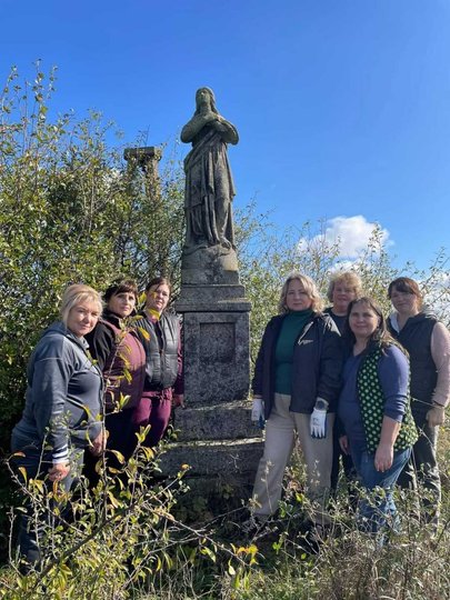 Українські волонтери на цвинтарі в Осердові (фото Белзької місьради)