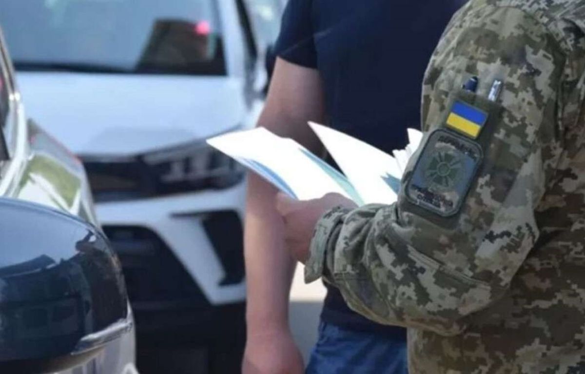 На Закарпатті оштрафували підприємця за спробу спинити авто ТЦК з його працівником