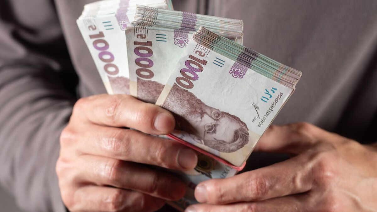 Які зарплати за жовтень будуть у найманих працівників через закон про податки