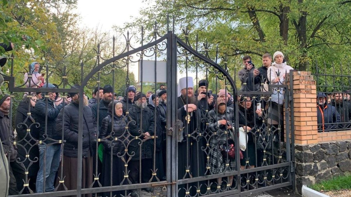 Біля кафедрального собору у Черкасах прихильники УПЦ МП побились із вірянами ПЦУ