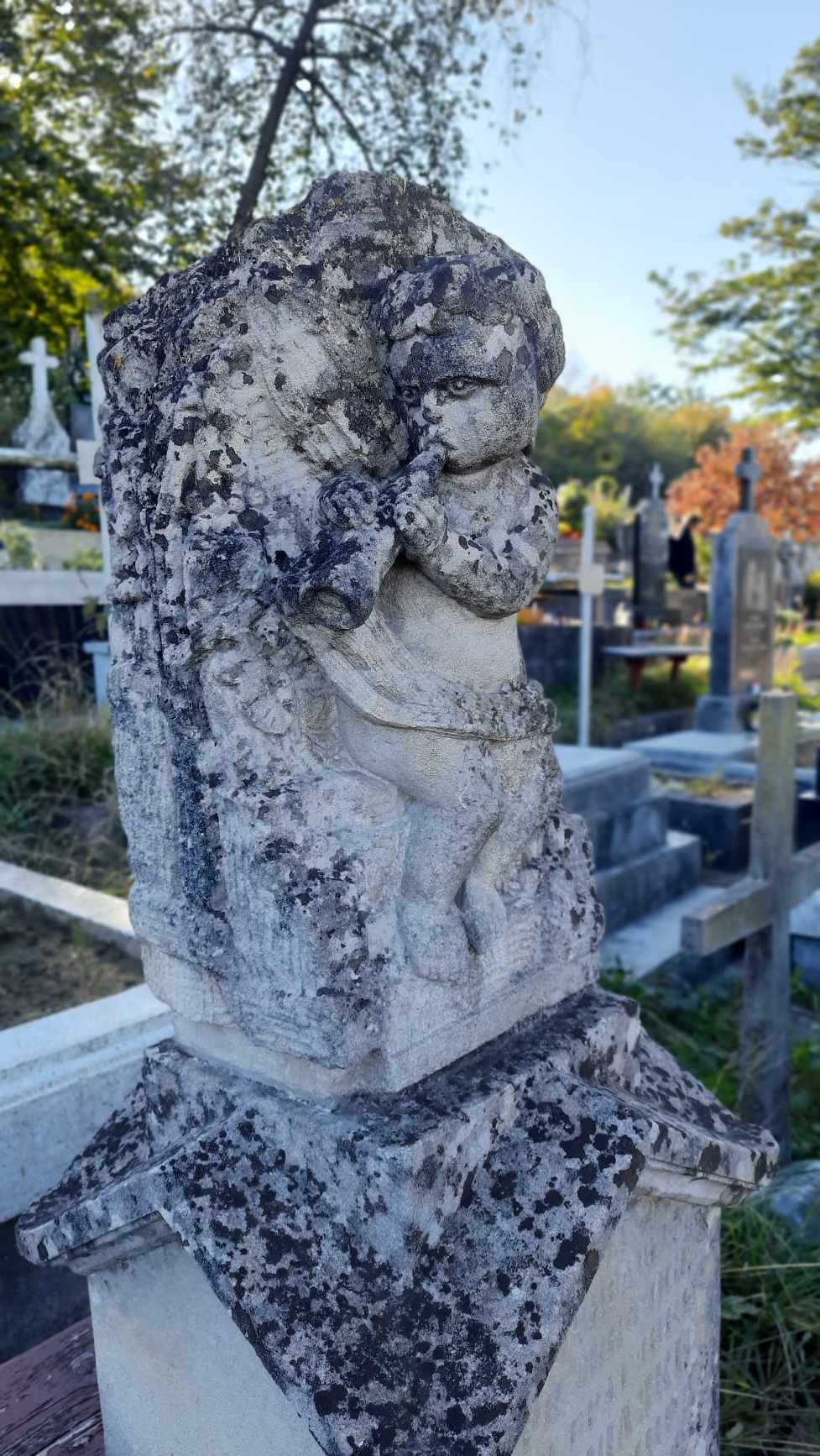 Ангелик на могилі дітей