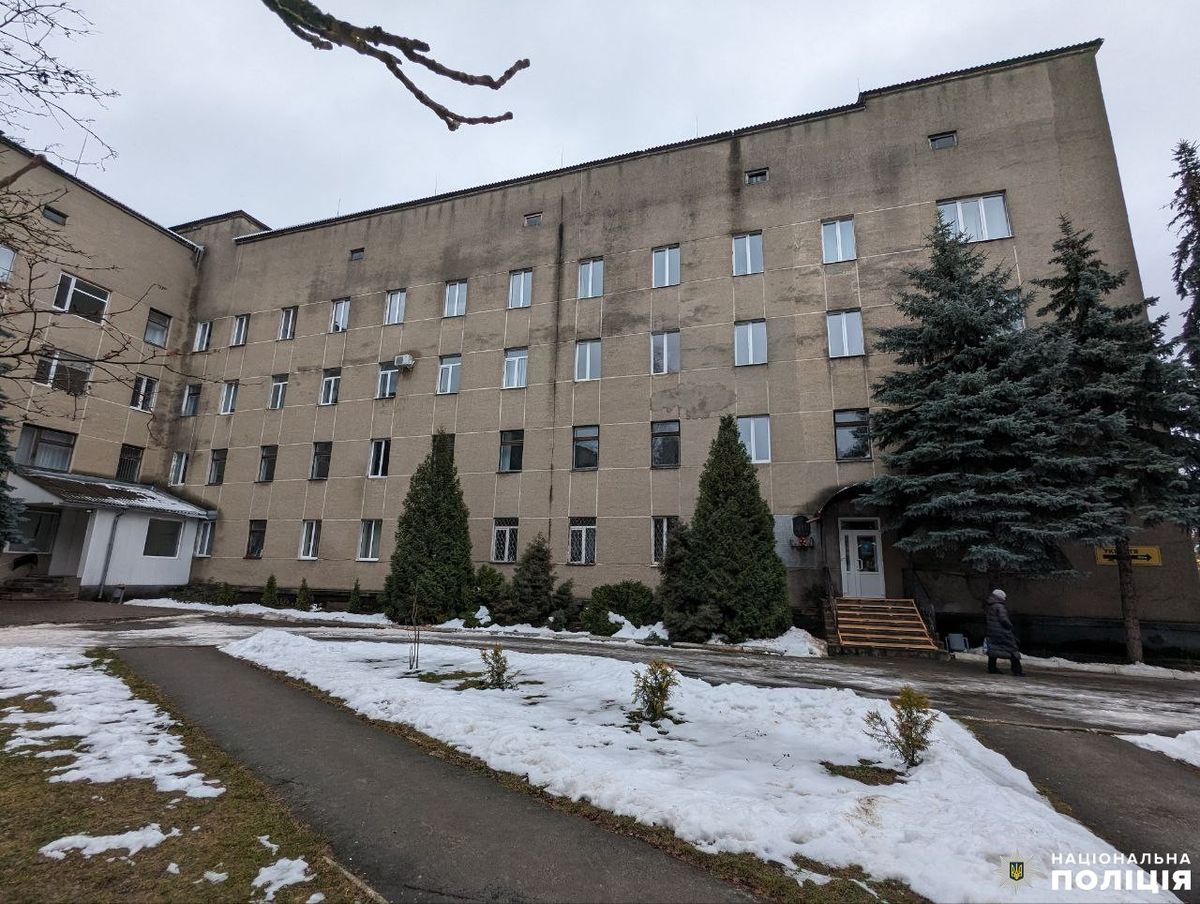 Гендиректора лікарні у Сарнах відсторонили після закупівлі неякісних вікон на 1,2 млн грн