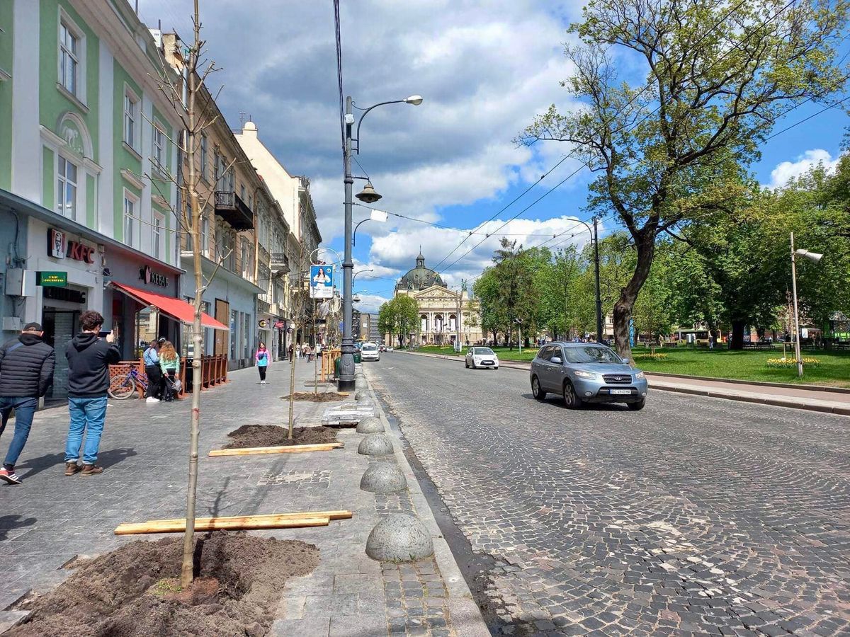 Фірма ексдепутата облради через суд скасувала дозвіл на демонтаж реклами в центрі Львова