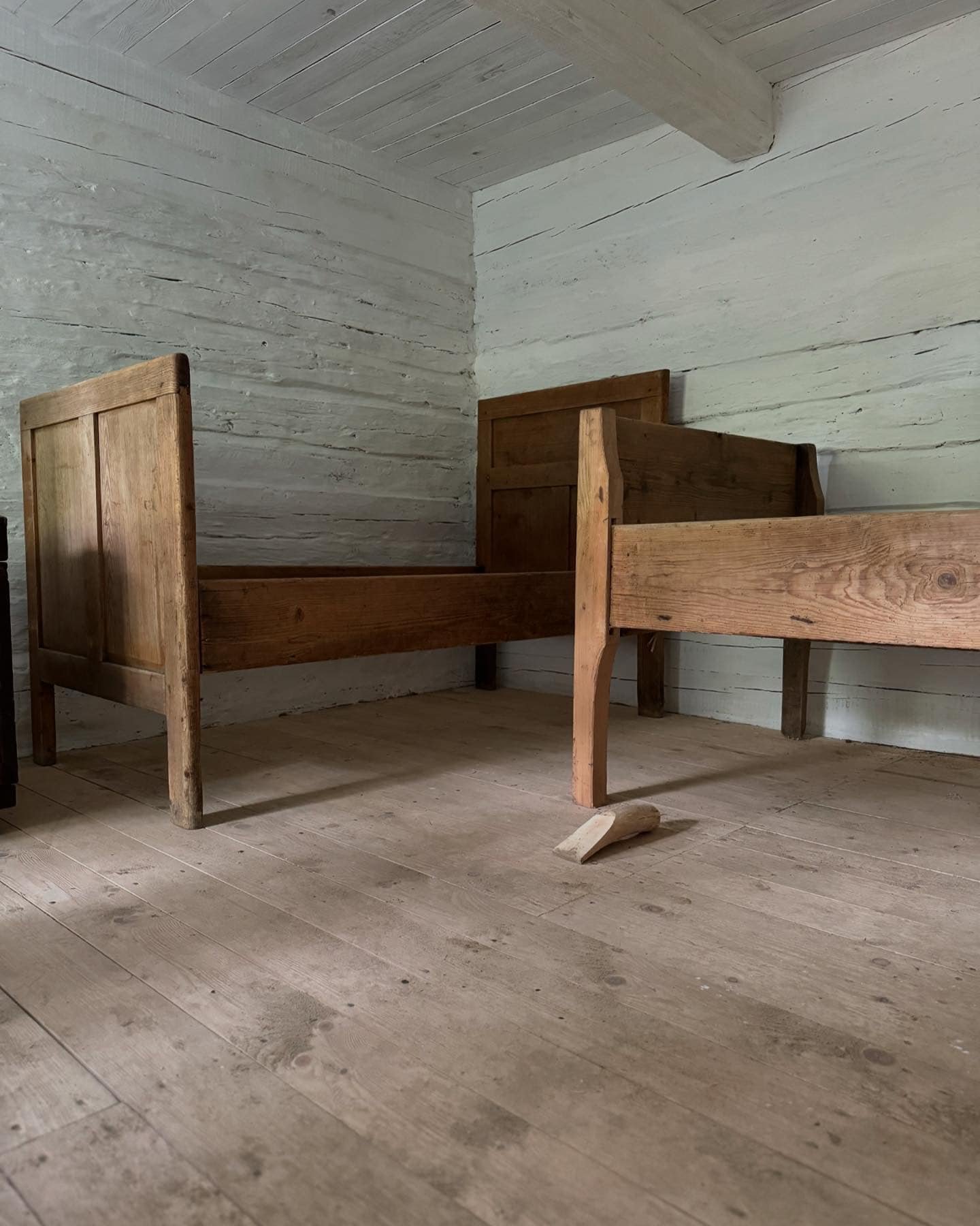 Нові ліжка в хаті у скансені