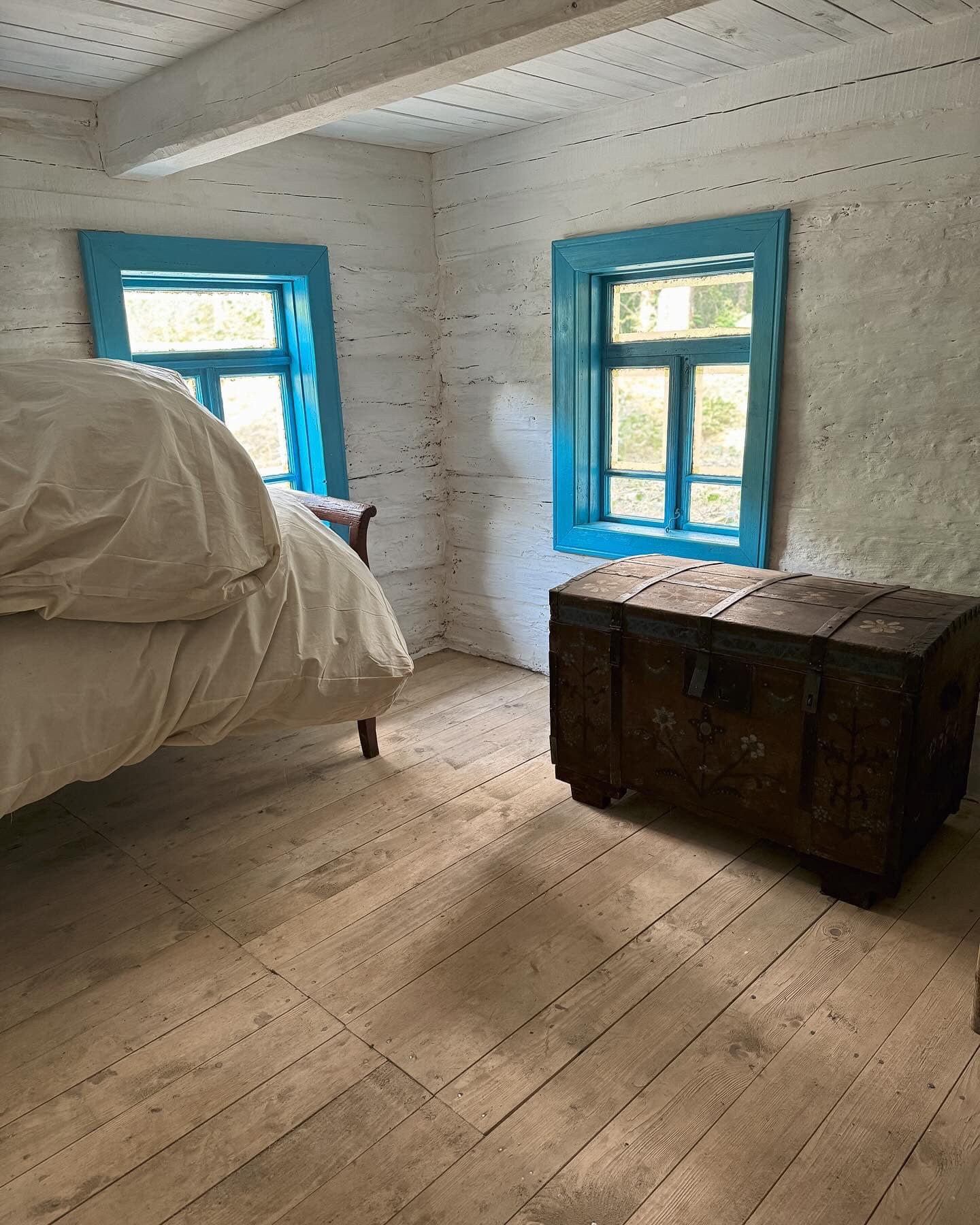 Скриня і ліжка оновленого інтер’єру