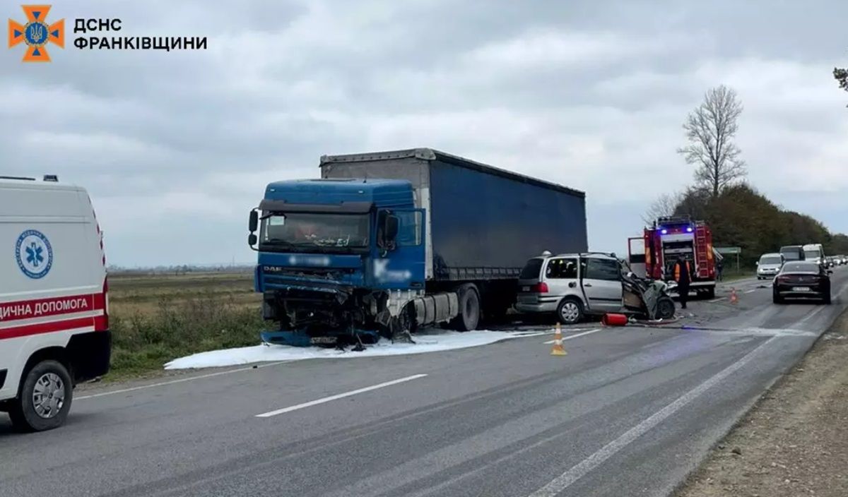 Біля Івано-Франківська водій легковика в’їхав у вантажівку та загинув