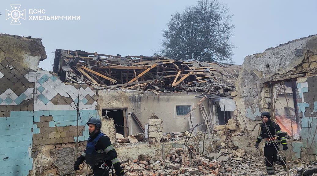 Наслідки російської атаки по Старокостянтинову (фото ДСНС)