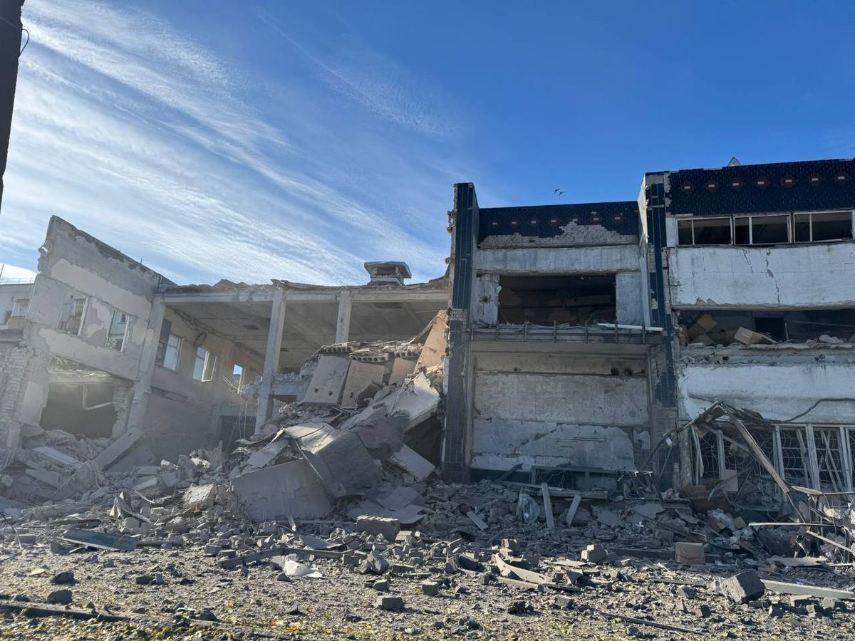 Росіяни влучили авіабомбою поблизу ринку в Куп'янську