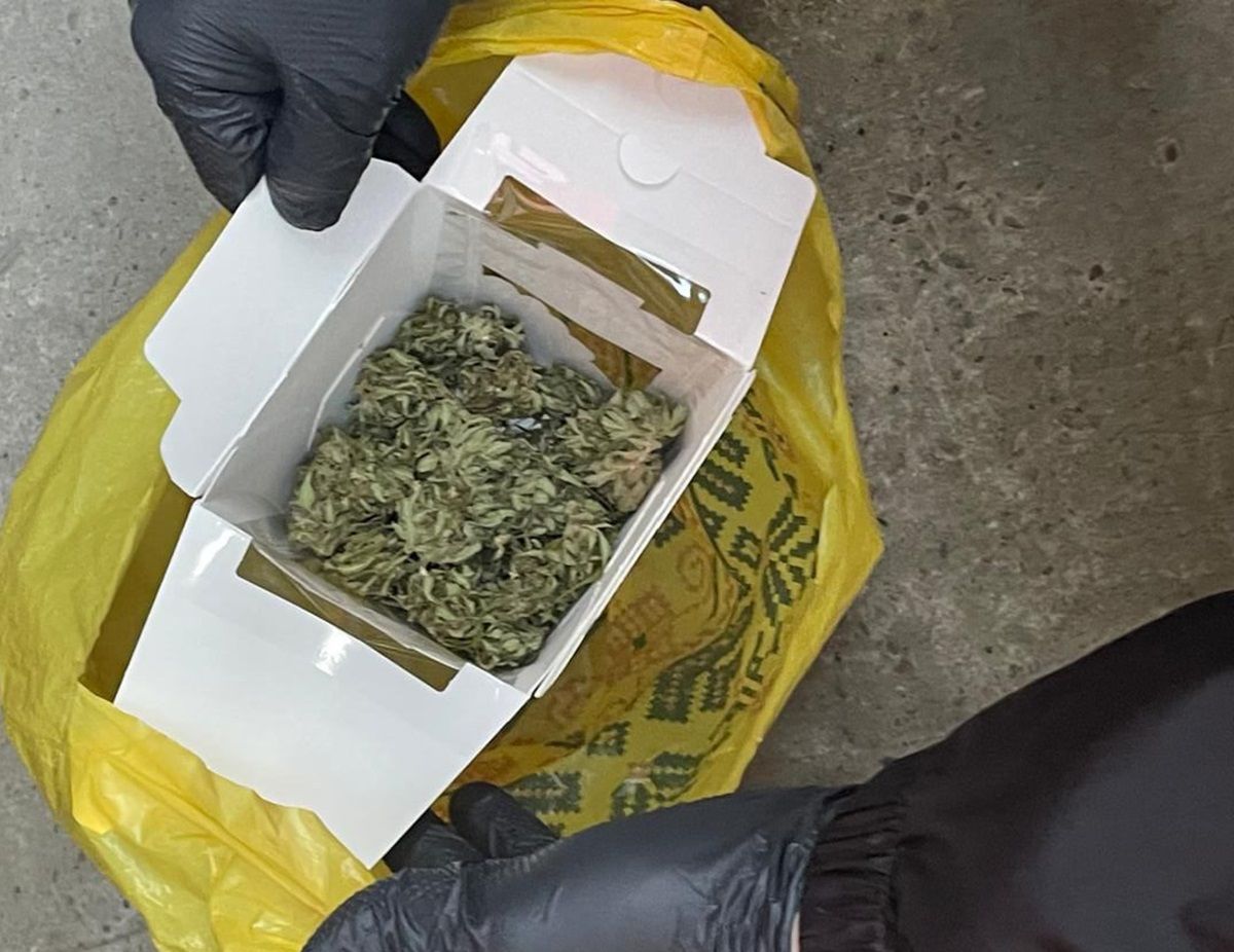 На Буковині правоохоронець розсилав посилки з наркотиками своїм клієнтам