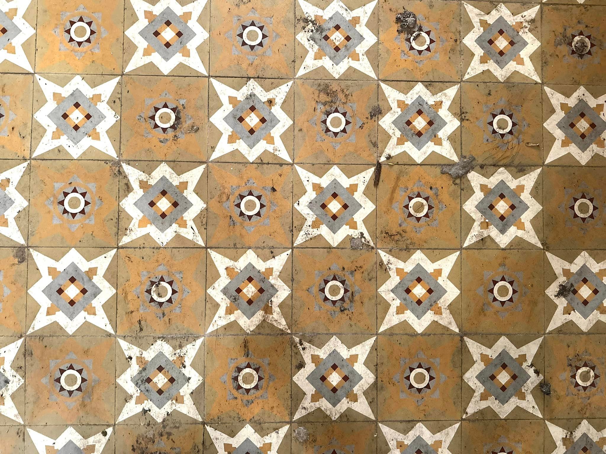 Плитка на підлозі