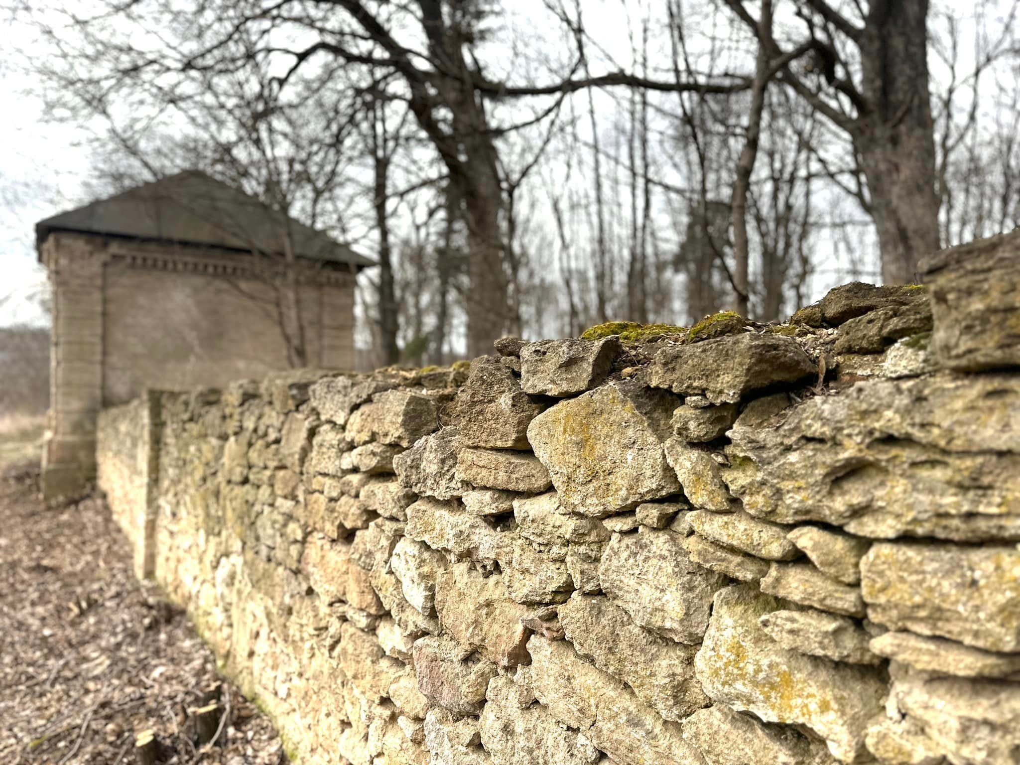 Кам’яний мур довкола палацу