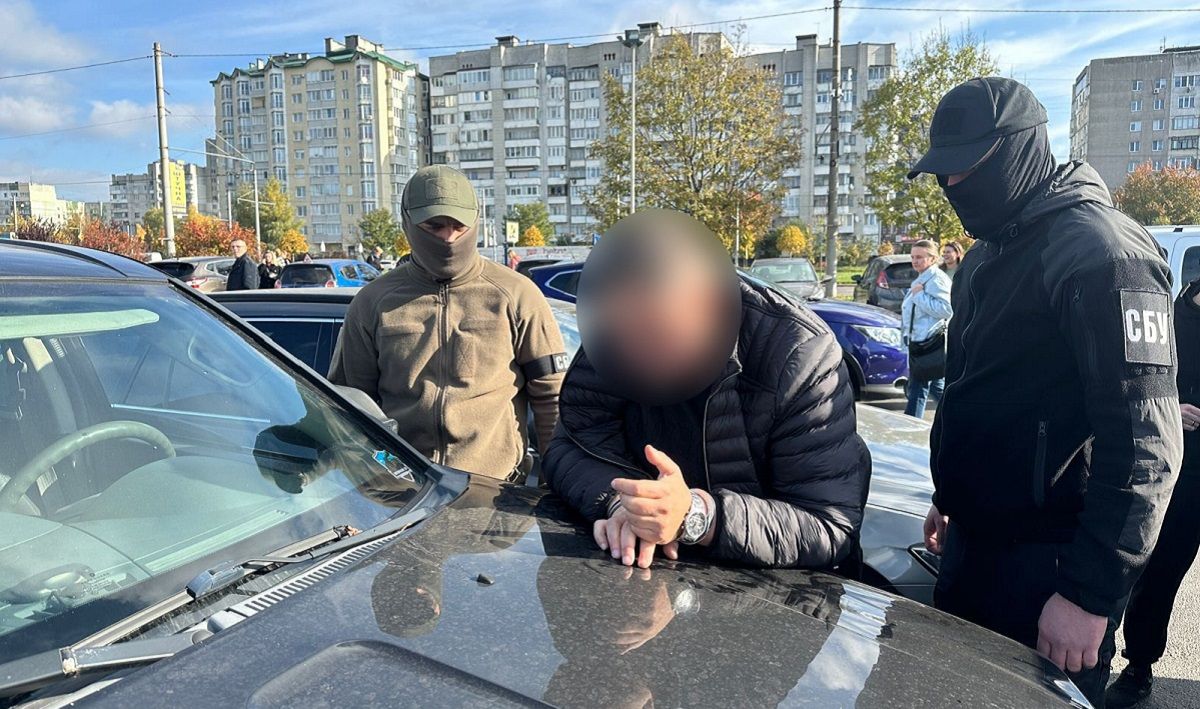Директора ще одного львівського благодійного фонду затримали за переправлення ухилянтів