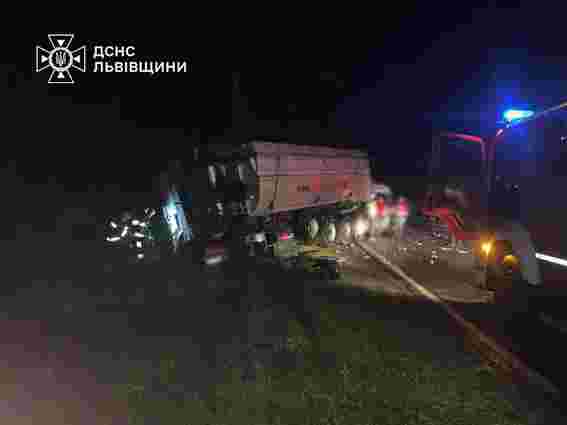  Внаслідок зіткнення двох вантажівок на Львівщині один з водіїв загинув