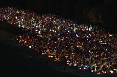 Львівʼяни запалили лампадки на могилах полеглих Героїв. Фото дня