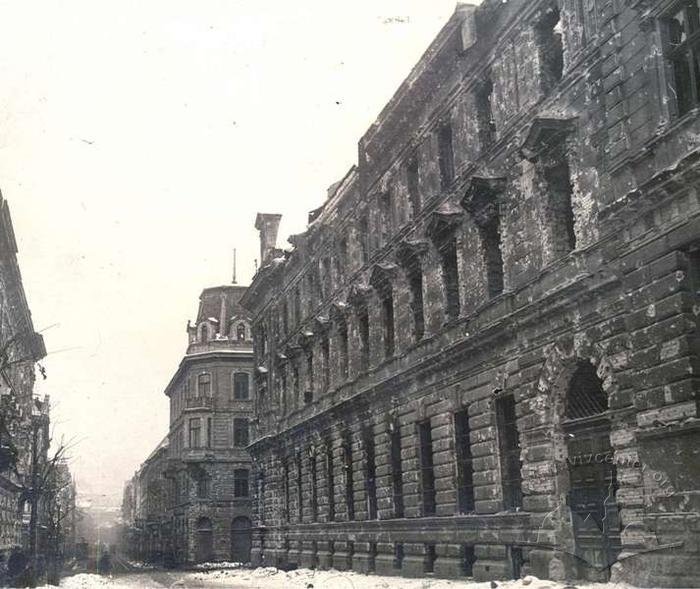 Зруйнований фасад пошти у 1919 році