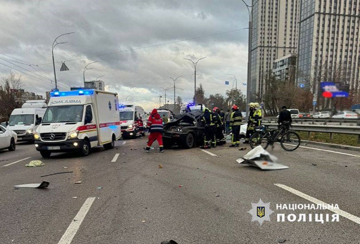 У Києві автобус зіткнувся з трьома автомобілями, є загиблий  

