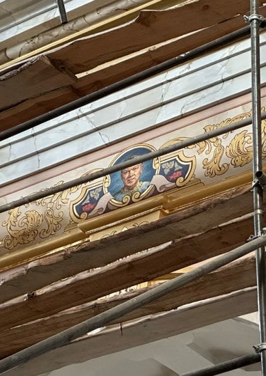 Зображення волинських бізнесменів на стінах храму у центрі Луцька (фото misto.media)