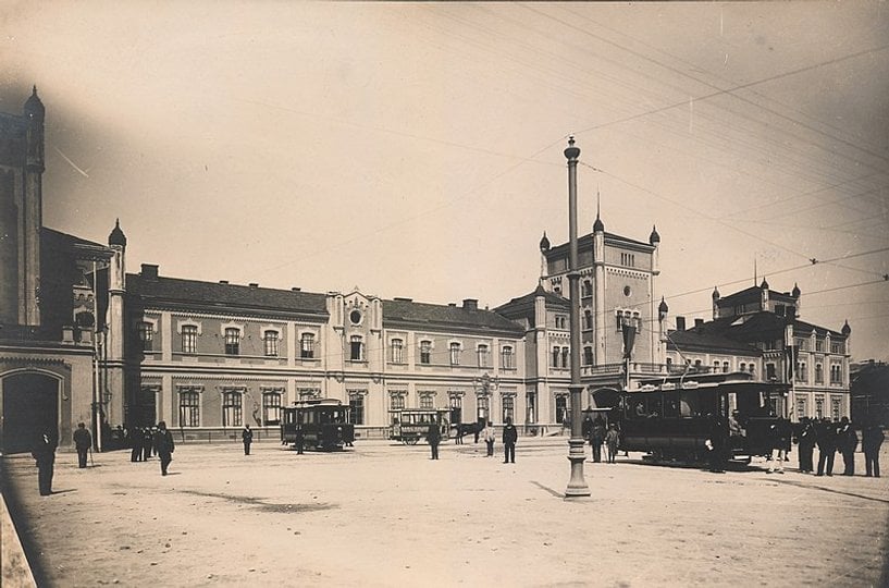 Головний залізничний вокзал у Львові до 1900 року (фото з Вікіпедії)