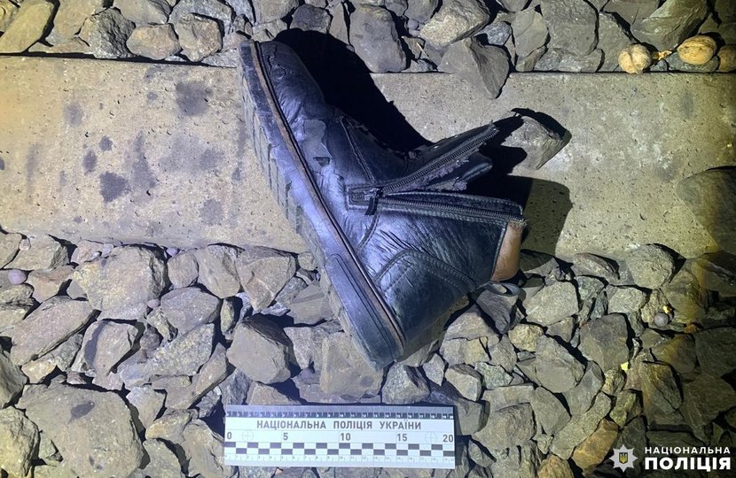 Речі загиблого під поїздом чоловіка (фото поліції)