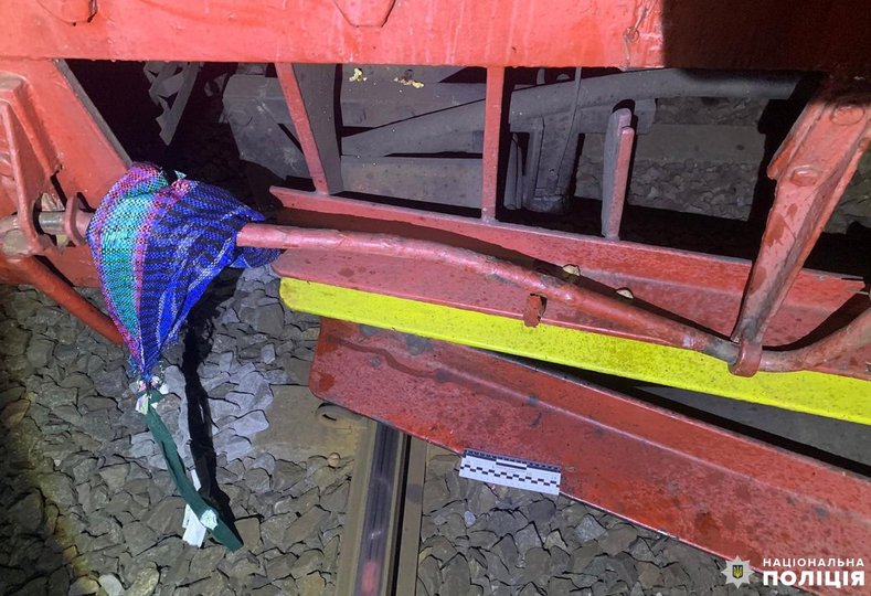 Речі загиблого під поїздом чоловіка (фото поліції)