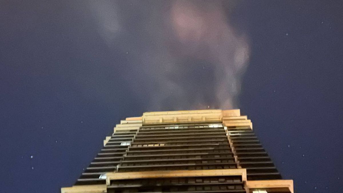 У центрі Києва ворожі безпілотники пошкодили житловий хмарочос