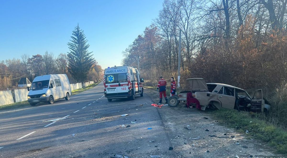 Неподалік кордону на Буковині у ДТП загинув водій ВАЗ