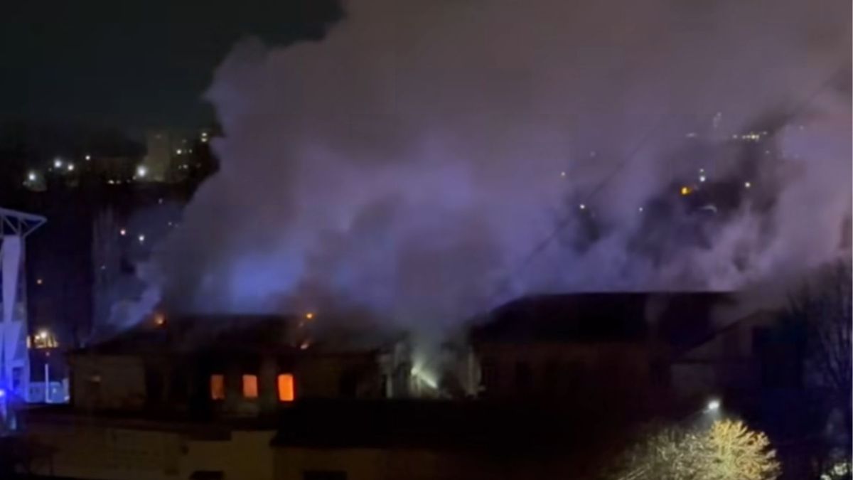 У будівлі колишнього музучилища в Хмельницькому виникла масштабна пожежа