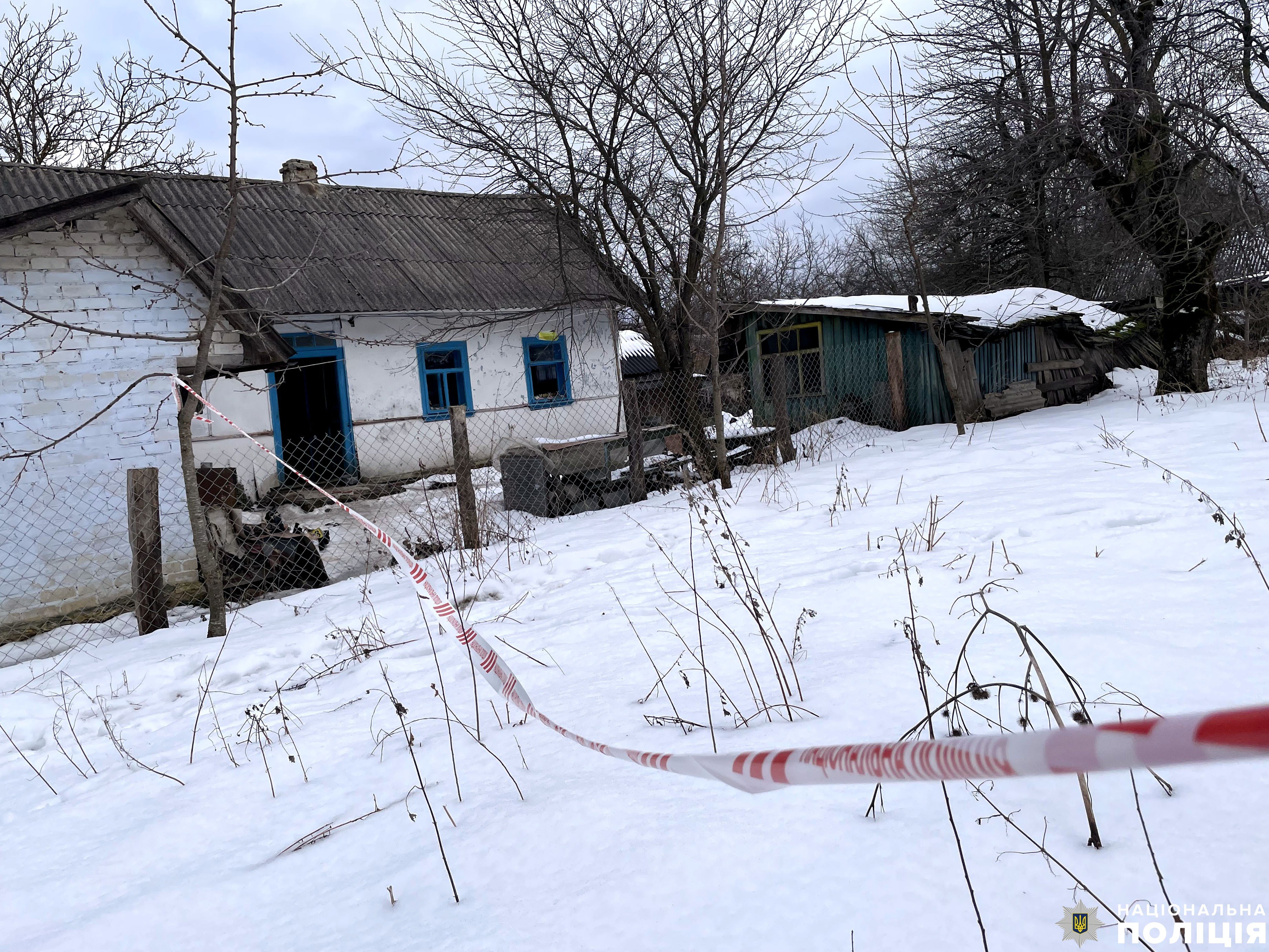 Після вчинення злочину обвинувачений погрожував підірвати гранатою себе та поліцейських (фото поліції)