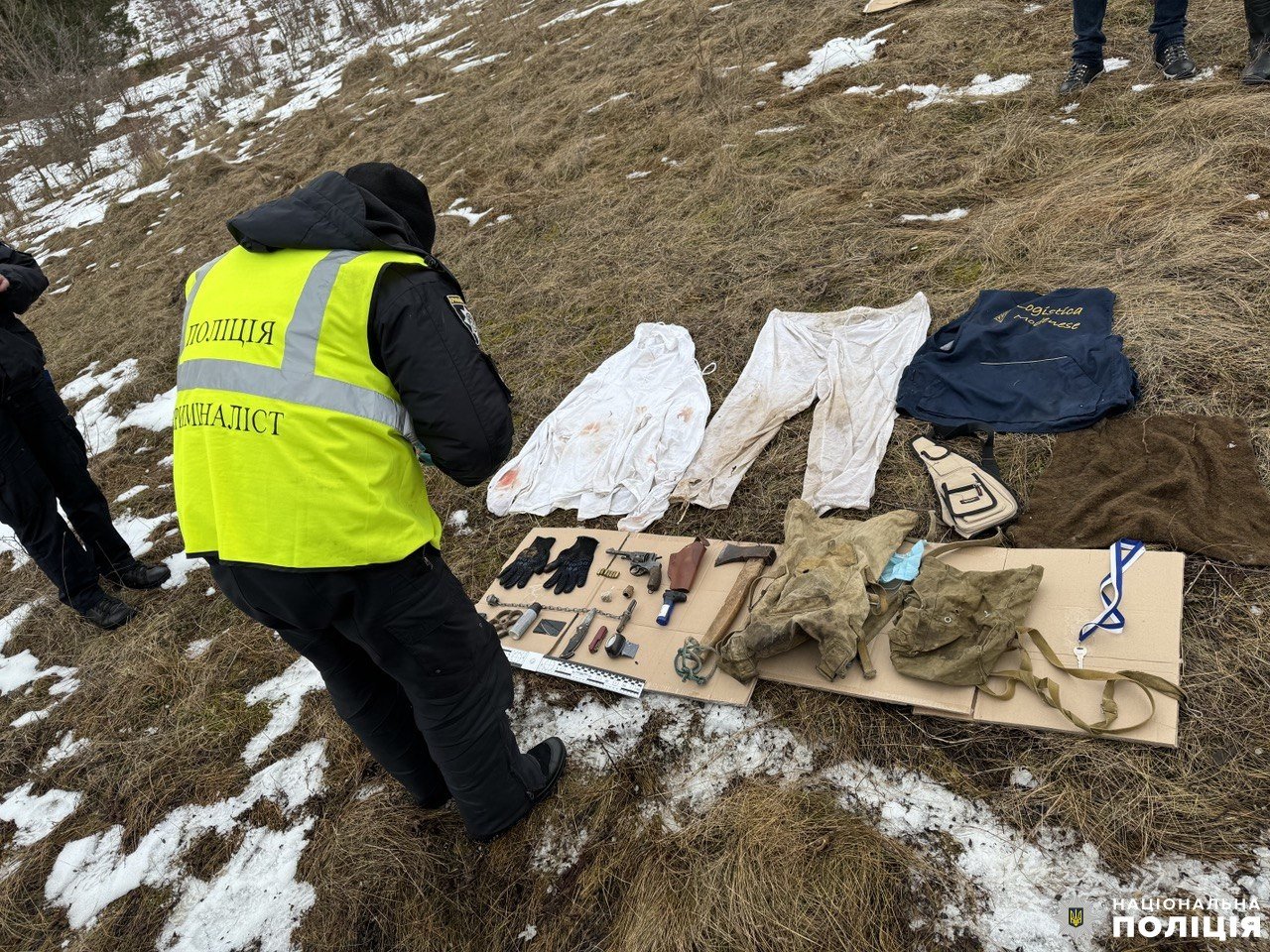 Після вчинення злочину обвинувачений погрожував підірвати гранатою себе та поліцейських (фото поліції)