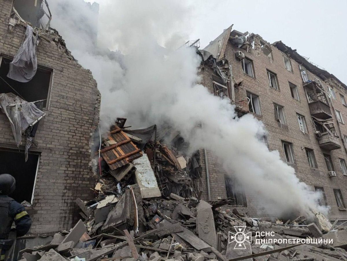 Росіяни влучили балістичною ракетою в багатоповерхівку в Кривому Розі
