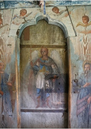 Святий архангел Михайло на дверях церкви